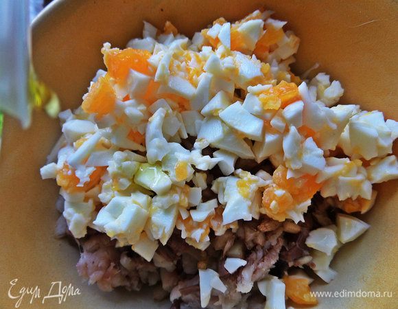 Пересыпать яйца в рыбу, добавить масло Biolio.