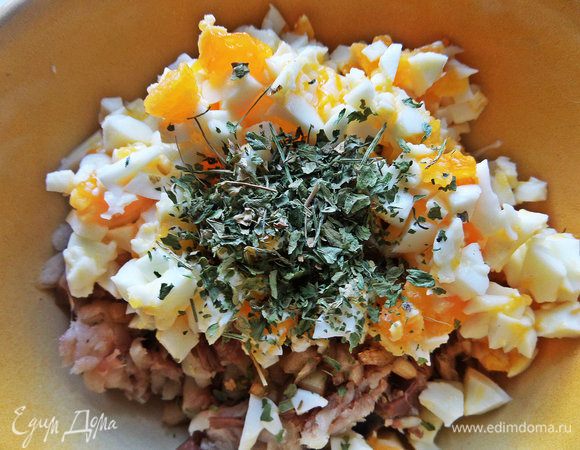 Всыпать зелень, если сухая — 1 ч. л.