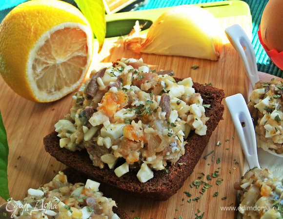 Подавать на хлебе или на порционных ложечках.