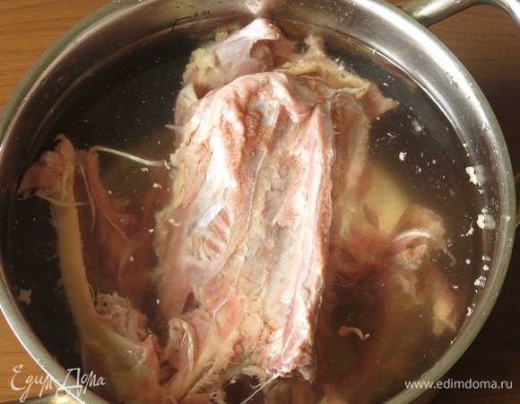 Первым делом сварим бульон на остове утки с добавлением лука.