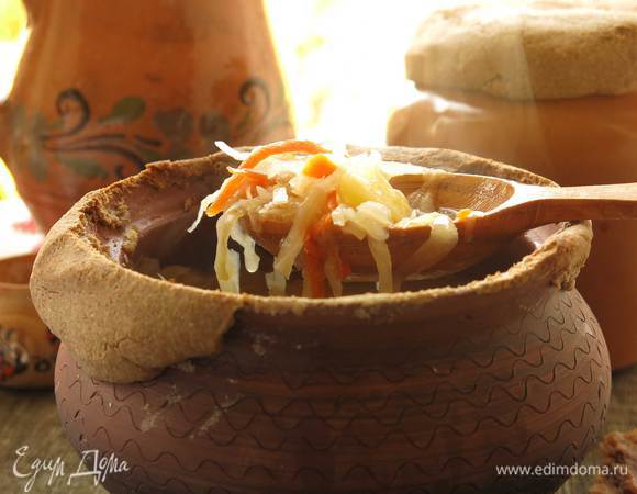 Открываем крышку, аромат исключительный, угощаемся! А ржаная корочка пропитанная паром щей на утином бульоне вкуснейшая, пока фотографировала, все пробовала. Приятного!