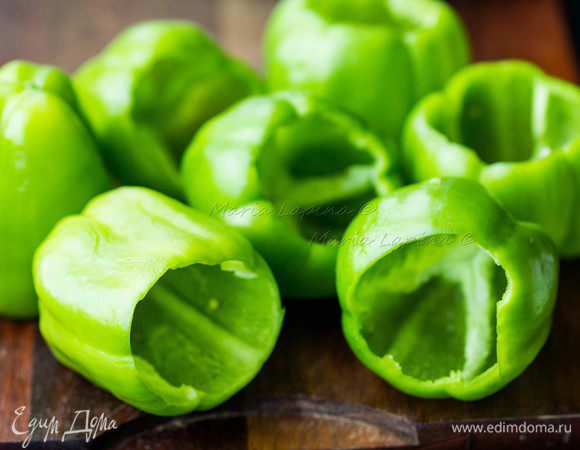 У перцев вырезать хвостик и очистить от семян и белых прожилок. Для этого рецепта подойдут любые небольшие перчики. Желтые и красные предпочтительнее, так как зеленые могут оказаться с горчинкой. Обязательно попробуйте перцы, прежде, чем фаршировать.