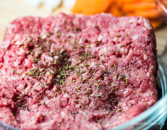 Фарш посолить, добавить свежемолотый черный перец, зиру растертую между пальцев и измельченные семена кориандра.