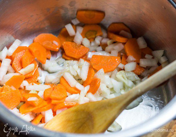 Добавить лук и морковь, обжаривать 3-4 минуты до легкой румяности.