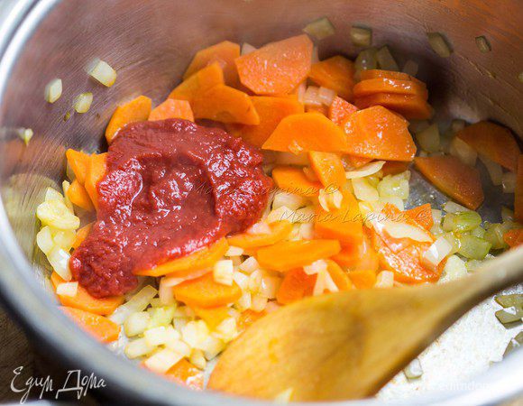 Добавить томатную пасту ТМ «Помидорка» и подержать на огне еще 2-3 минуты, помешивая.