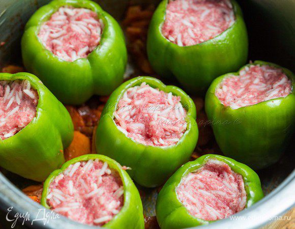 Положить перцы в кастрюлю.