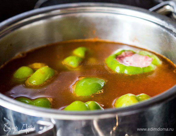 Залить 1,3 -1,5 л чистой холодной воды. Накрыть крышкой и поставить на сильный огонь. Когда вода закипит, приоткрыть крышку, уменьшить огонь, посолить, кинуть перчик чили и варить 30-35 минут.
