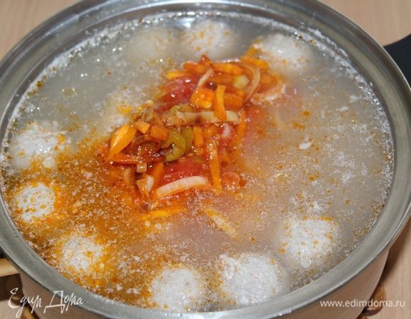 Опустить обжаренные овощи в бульон, потомить 5 — 10 минут.