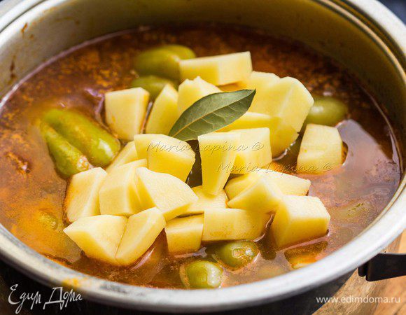 Картофель нарезать на кубики среднего размера. Добавить в кастрюлю картофель и лавровый лист. Варить еще 20-25 минут.