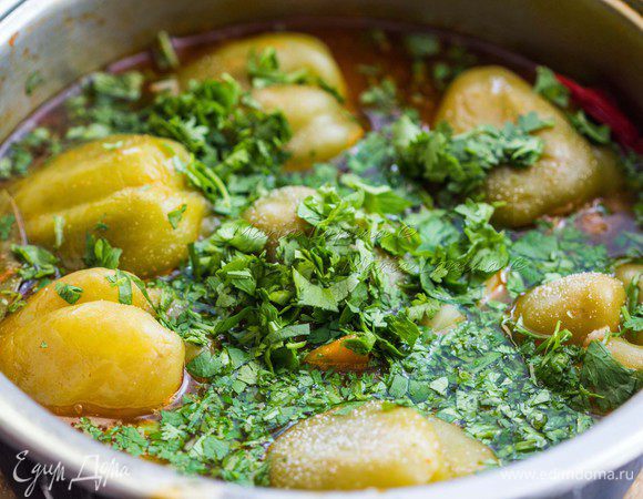 За 5 минут до готовности добавить в кастрюлю порубленную кинзу. По окончанию готовки, накрыть суп крышкой и дать ему постоять 15-20 минут.