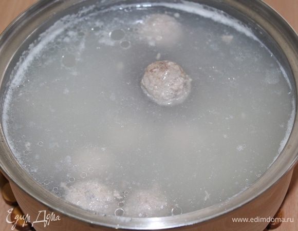 Сварить мясной бульон, добавить картофель нарезанный кубиками, спустить фрикадельки.