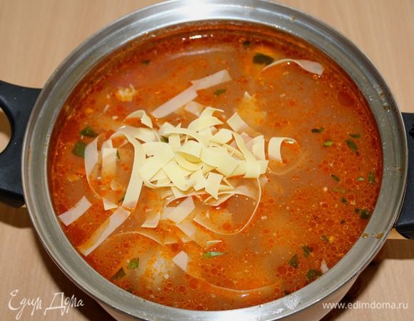 Следом опустить лапшу, дать закипеть и варить до готовности лапши.