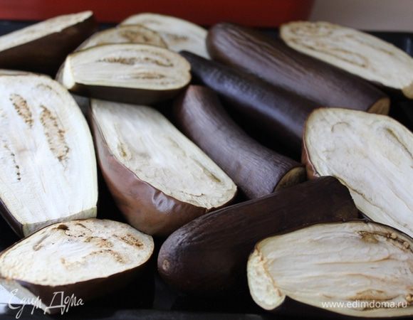 Баклажаны запечь в духовке 30 минут при температуре 200°С.