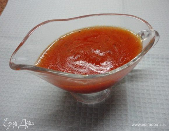 Готовые кусочки утки нарезать и можно пару минут потомить в соусе или выложить на тарелку и уже там полить готовым соусом.