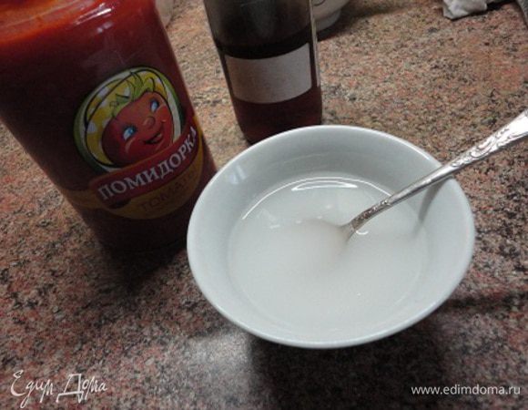 Для соуса в сковороде закипятите томатный сок с растительным маслом, добавьте перцы, соль, сахар, влейте красный винный уксус. Доведите вновь до кипения и влейте разведенный в воде крахмал. Если соус кажется вам густым, добавьте немного горячей воды.