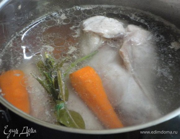 Филе залить холодной водой, добавить специи, морковь, 1 ч. л. соли. Варить до готовности, около 1 часа.