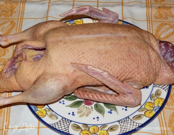 Утку просушить бумажным полотенцем, обрезать лишний жир.