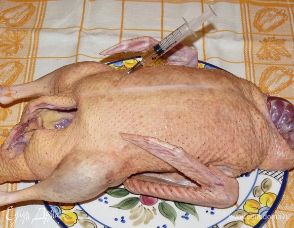 Набрать в шприц маринад и по 1 мл (одно большое деление на шприце) вводить в утку, стараясь попадать в мясистую часть. Делать это аккуратно, без особых усилий, а то од напором маринада игла может отсоединиться, и маринад брызнет прямо на вас (были случаи). «Уколы» делать на расстоянии пары сантиметров друг от друга. Это делать по произвольному «маршруту», без четких границ. «Обколоть» утку со всех сторон. 