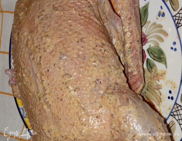 С одного апельсина натереть цедру, смешать с майонезом, горчицей, солью и 1 ч. л. специй. Натереть утку снаружи и внутри.