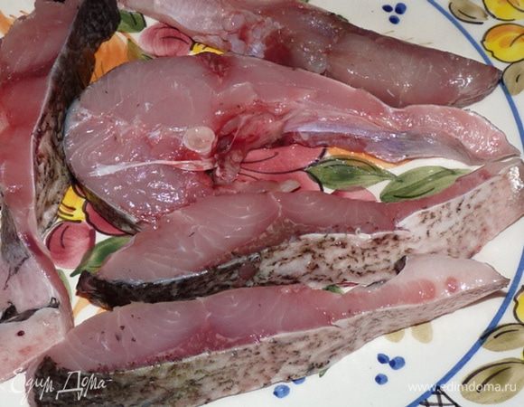 Рыбу сбрызнуть лимонным соком, посолить.