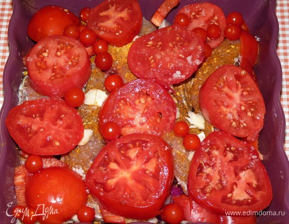 Помидоры нарезать кольцами и выложить сверху. 