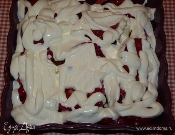 Полить сметаной.