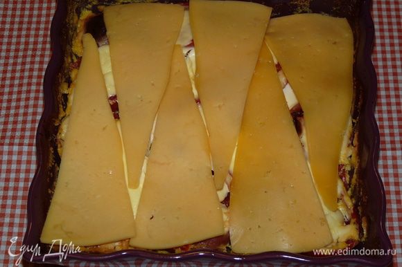 Сыр натереть (или использовать тонко нарезанный), выложить сверху.