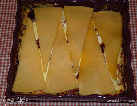 Сыр натереть (или использовать тонко нарезанный), выложить сверху. 