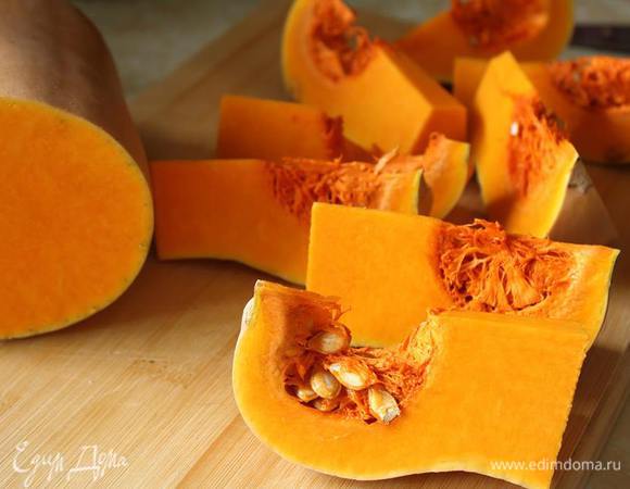 Берем одну тыковку, особенно я люблю вот такие, грушевидные, они очень сладкие. Чистим и режем кубиками нашу солнечную красавицу.