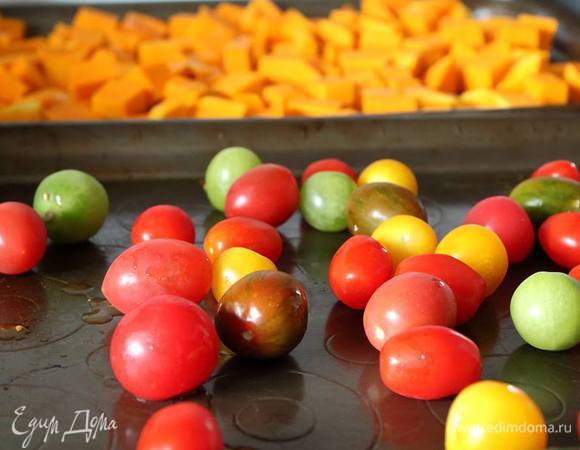 Второй частичкой солнечного настроения будут разноцветные милашки черри. Тыкву выкладываем слоем на один противень, сбрызгиваем растительным маслом. Черри выкладываем на второй противень. Оба отправляем в духовку на 160°С на 20 минут.