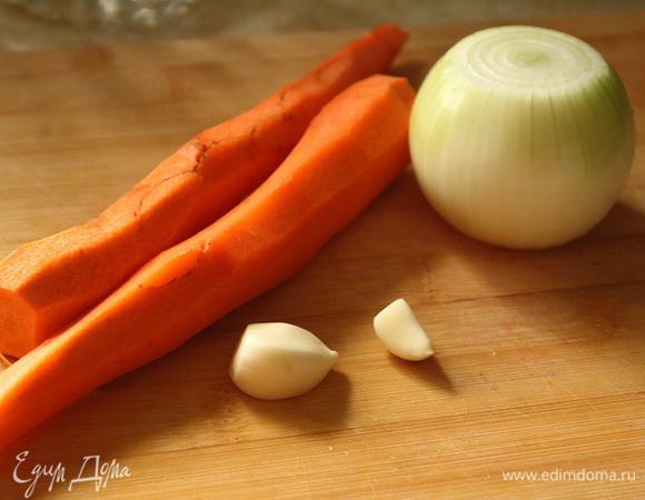 В это время чистим чеснок, лук и морковку. Режем все это. Мою морковку один «зайчик» погрыз слегка :)