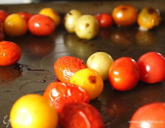 Помидорки тоже пропеклись и у них потрескались шкурки.