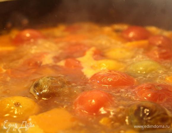 В большой кастрюле закипятим бульон. Сначала в него отправим морковко-луко-чесночную заправку. Как закипит добавить тыковку и помидорки (вместе со шкурками). Посолить, поперчить и дать этому осеннему экстракту тепла и солнышка покипеть буквально 5 — 10 минут на маленьком огне.