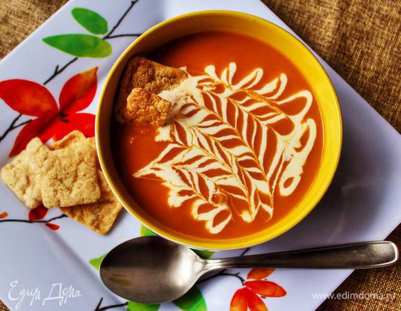 Готовый супчик комбайном или блендером взбить до однородности и подавать со сливками или сметаной. Еще я к такому очень люблю крекеры или хлебные палочки. Вкусно, очень!