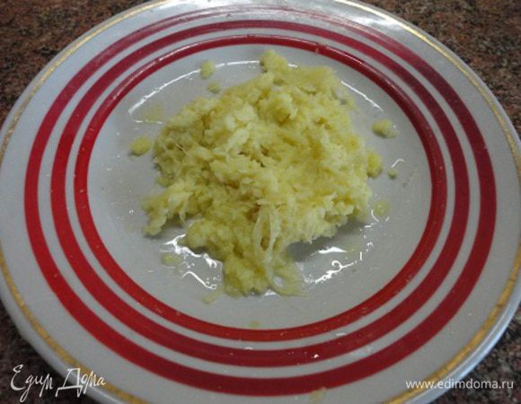 Корень имбиря очистить и натереть на мелкой терке или измельчить блендером. Натереть цедру одного лимона и выжать лимонный сок.