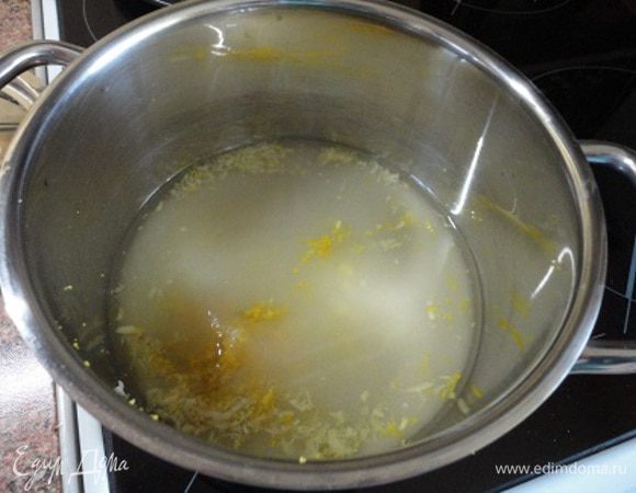 В небольшую кастрюльку положить сахар, тертый имбирь, цедру, добавить воду, довести до кипения и, помешивая, варить на среднем огне 15 минут.