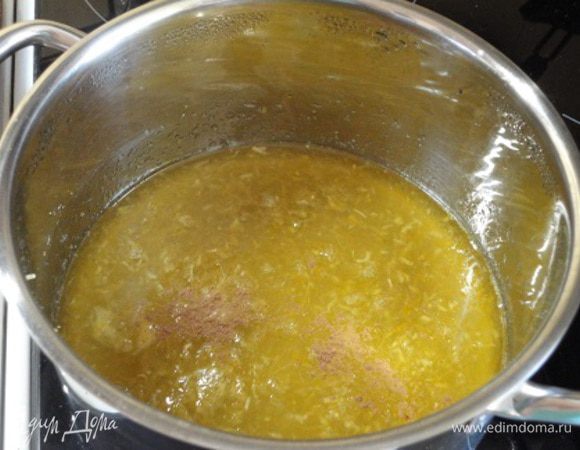 В конце варки добавить корицу, куркуму и лимонный сок. Снять с огня и разлить по баночкам.