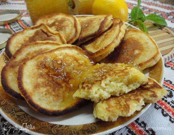 Из данного количества продуктов получилось всего 320 г варенья, как раз одна баночка из-под имбирника, который я покупала в магазине комбината Добрынинский. Оно не загустело, но как оно гармонично дополнило тыквенные оладьи с яблоками (у меня без груши) от Анжелы http://www.edimdoma.ru/retsepty/84614-tykvennye-oladi-s-yablokom-i-grushey.