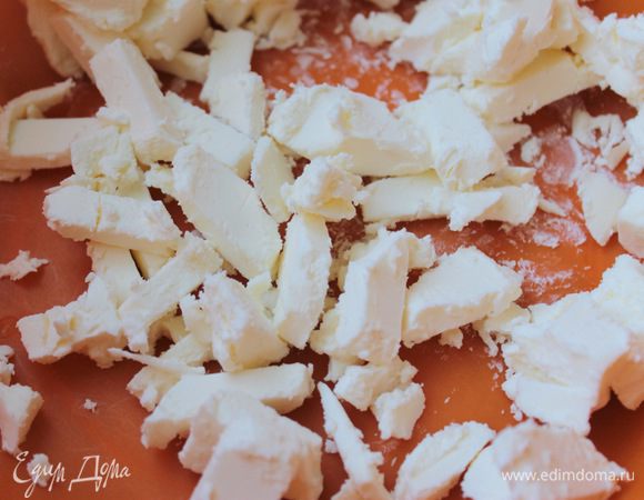 Для основы холодное масло нарезать мелким кубиком и убрать в морозильник на 10 — 15 мин для охлаждения.