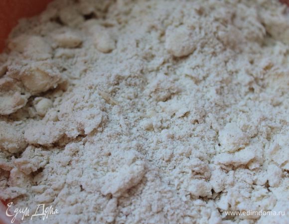 Смешать муку с солью, добавить масло и порубить до состояния крошки. Влить воду и быстро замесить неоднородное тесто с вкраплениями масла. Собрать тесто в шар и отправить в холодильник на 30 мин. 