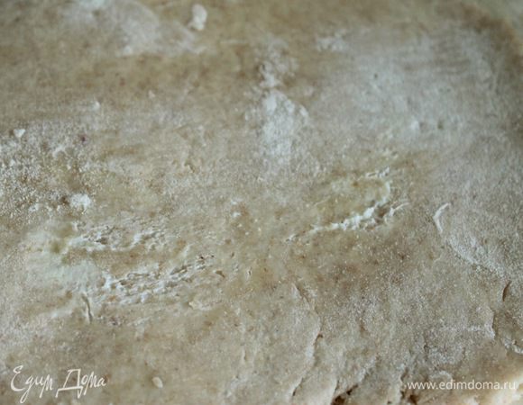 Готовое тесто раскатать толщиной 5 мм, выложить тесто в форму диаметром 20 см и поставить в холодильник на 30 мин.