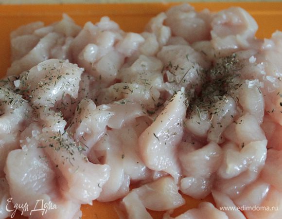 Для начинки куриное филе нарезать кубиками 2 см, мелко нарезать бекон и лук, сыр натереть на терке.