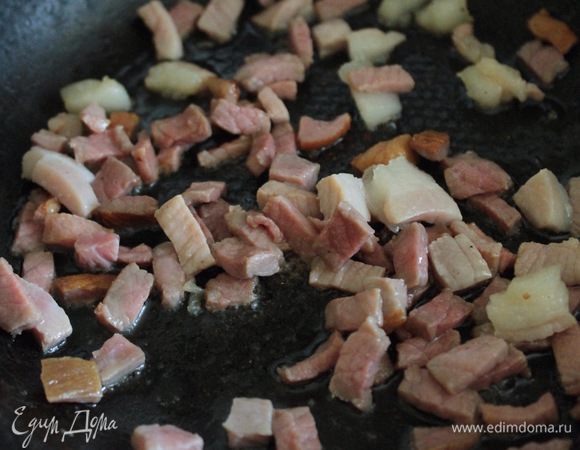 Обжарить на горчичном масле Biolio бекон до зарумянивания, выложить его на бумажное полотенце. 