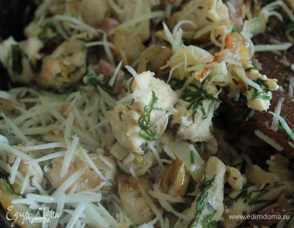 В этой же сковороде обжарить кусочки курицы, приправить ее щепоткой соли, перцем и тимьяном. Далее на этой же сковороде обжарить репчатый лук до зарумянивания. Смешать все ингредиенты начинки.