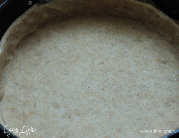 Тестовую заготовку застелить рукавом для запекания, сверху выложить «груз» и выпекать при 180°С 10 мин, убрать груз и запекать еще 3 — 5 мин. 
Дать заготовке немного остыть, затем присыпать тесто крахмалом, выложить начинку. 