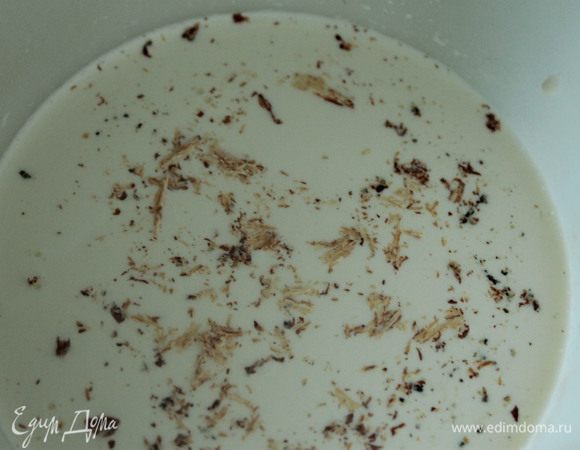 Для заливки венчиком смешать все ингредиенты и вылить ее поверх начинки.
