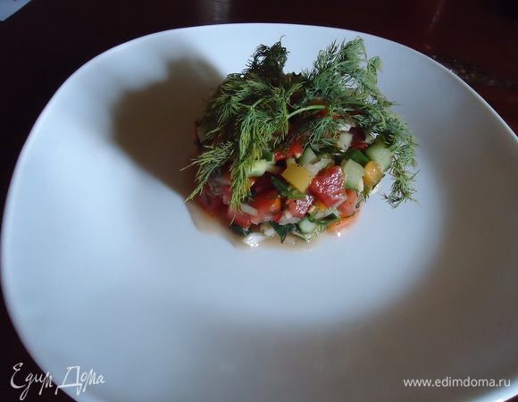 Лук репчатый чистим и режем мелко, перекладываем в миску, у перца чили убираем семена и режем мелко, добавляем к луку.