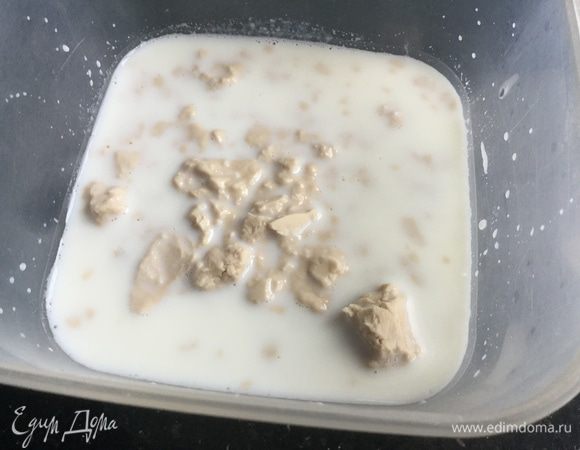 Дрожжи разведите в тёплом молоке (50 мл) и оставьте на 15 минут.