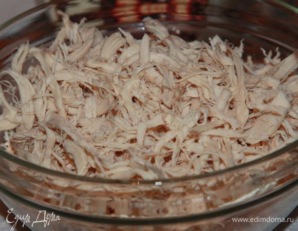 Куриную грудку отвариваем, остужаем и разбираем на волокна.