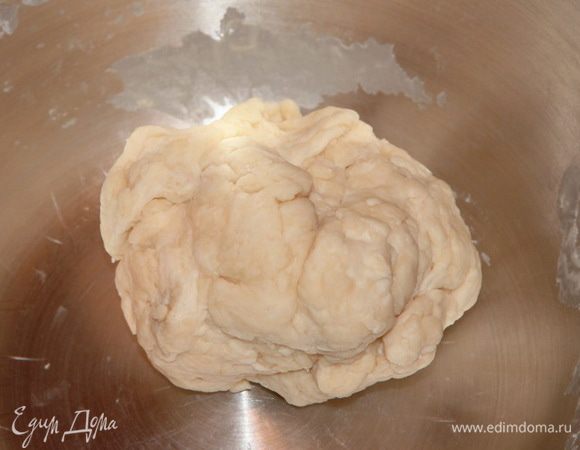Для теста все ингредиенты смешиваем и вымешиваем не тугое податливое тесто.